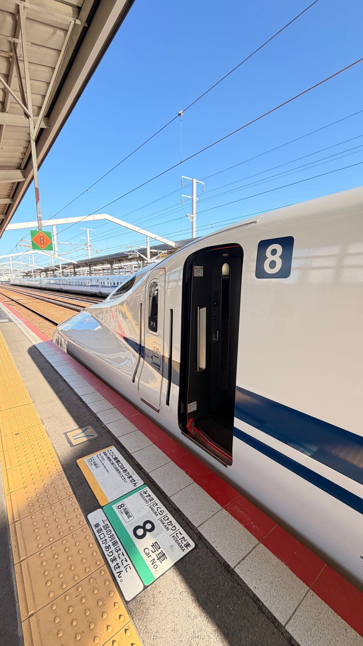 רכבת שינקנסן ממתינה לנוסעים בתחנת קיוטו