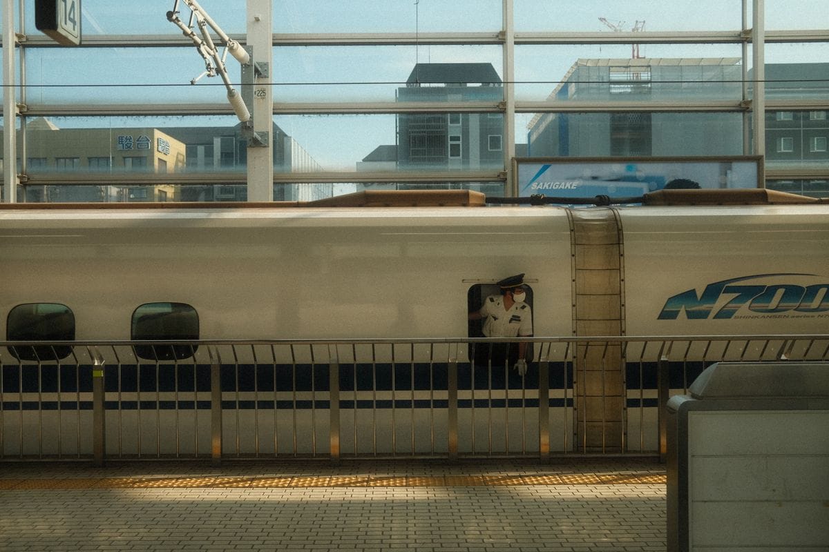 רכבת שינקנסן מדגם N700 עם איש צוות בתחנת טוקיו