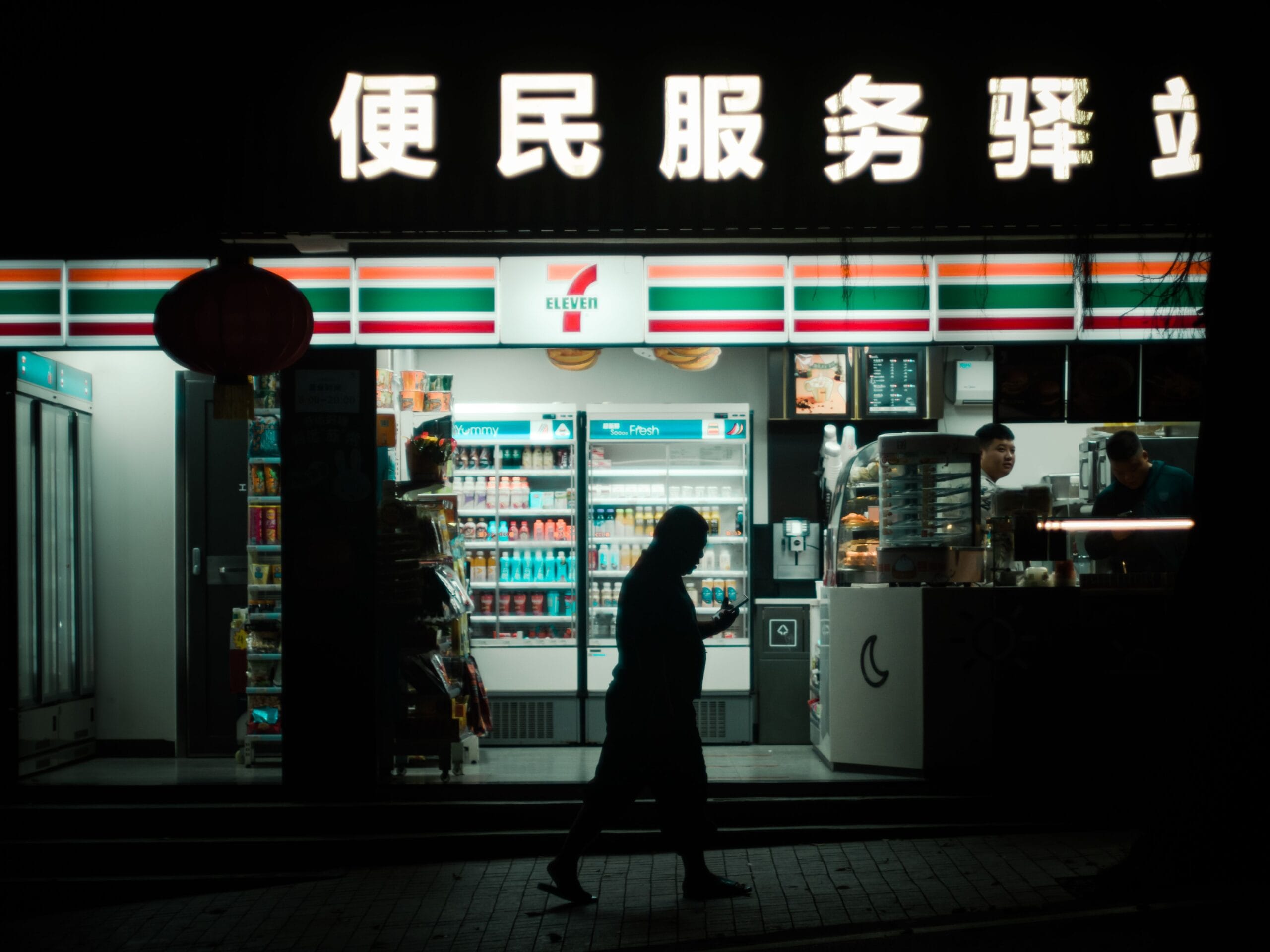 חנות 7-Eleven מוארת ביפן בלילה