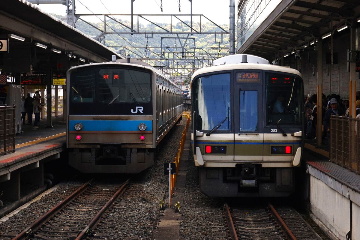 רכבות חונות ברציפי תחנת קיוטו