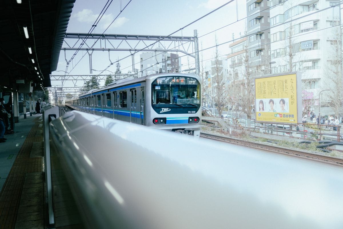 רכבת מודרנית נכנסת לרציף תחנה בטוקיו